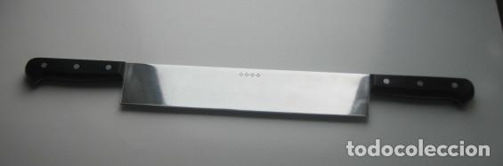 Segunda mano: CUCHILLO DE DOBLE MANGO. PROFESIONAL. PARA PIEZAS DE QUESO. - Foto 1