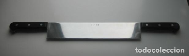 Segunda mano: CUCHILLO DE DOBLE MANGO. PROFESIONAL. PARA PIEZAS DE QUESO. - Foto 2