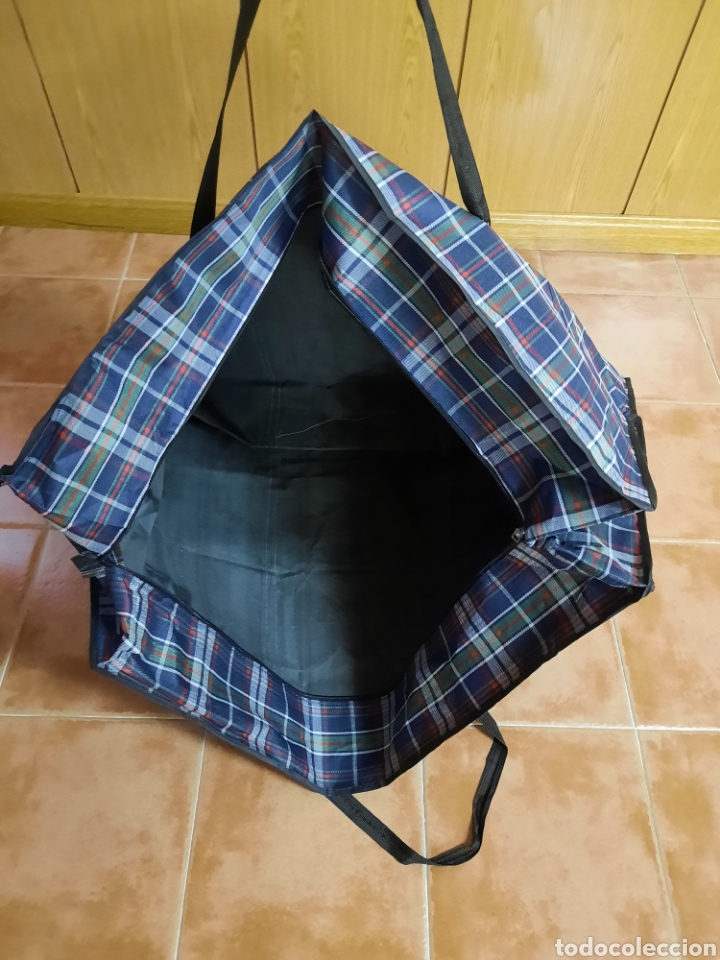 Segunda mano: Maleta en material pl&aacute;stico resistente de 98&times;68&times;29 cm - Foto 2