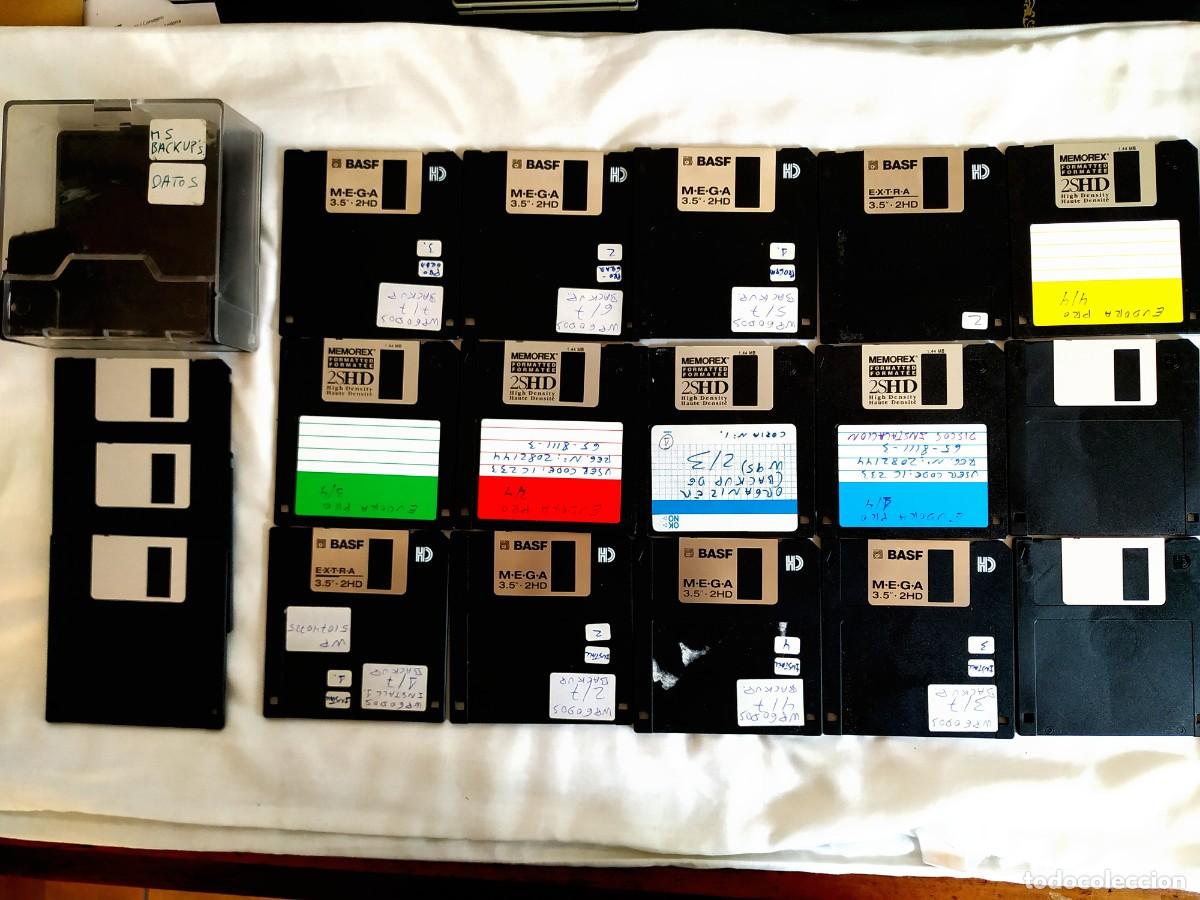 Segunda Mano: 18 DISKETTES 3.5 CON CAJA DE ARCHIVO Y PEGATINAS