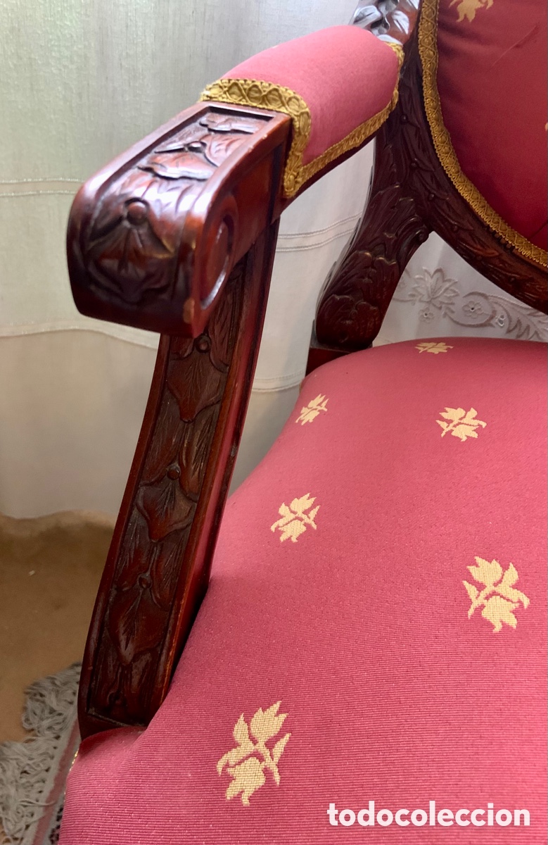Segunda mano: Sill&oacute;n tapizado capiton&eacute; y madera maciza tallada - Foto 2