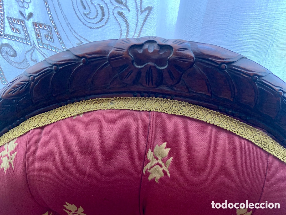 Segunda mano: Sill&oacute;n tapizado capiton&eacute; y madera maciza tallada - Foto 3