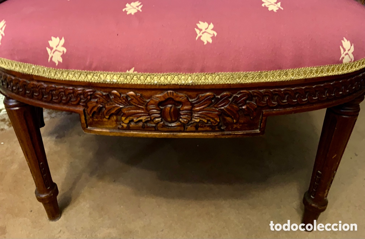 Segunda mano: Sill&oacute;n tapizado capiton&eacute; y madera maciza tallada - Foto 4