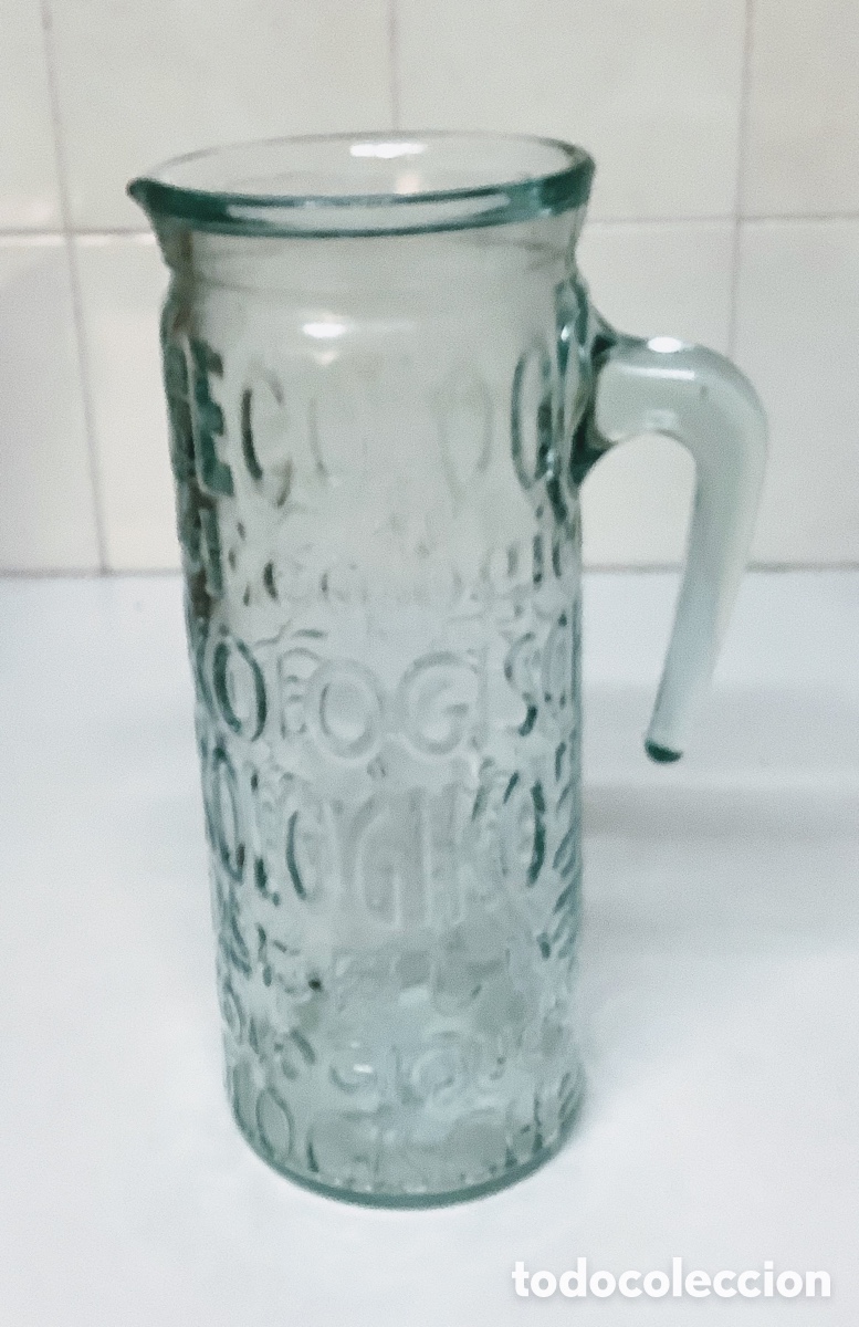 Segunda mano: Jarra en cristal grabado con dibujos de letras - Foto 1