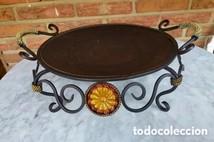 Segunda mano: Bandeja/centro de mesa de metal negro con patas - Foto 1