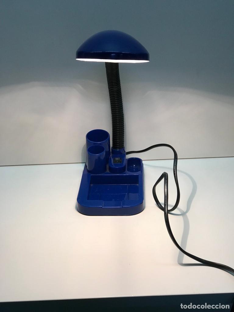 Segunda mano: L&aacute;mpara/Flexo de mesa vintage en color azul - Foto 2