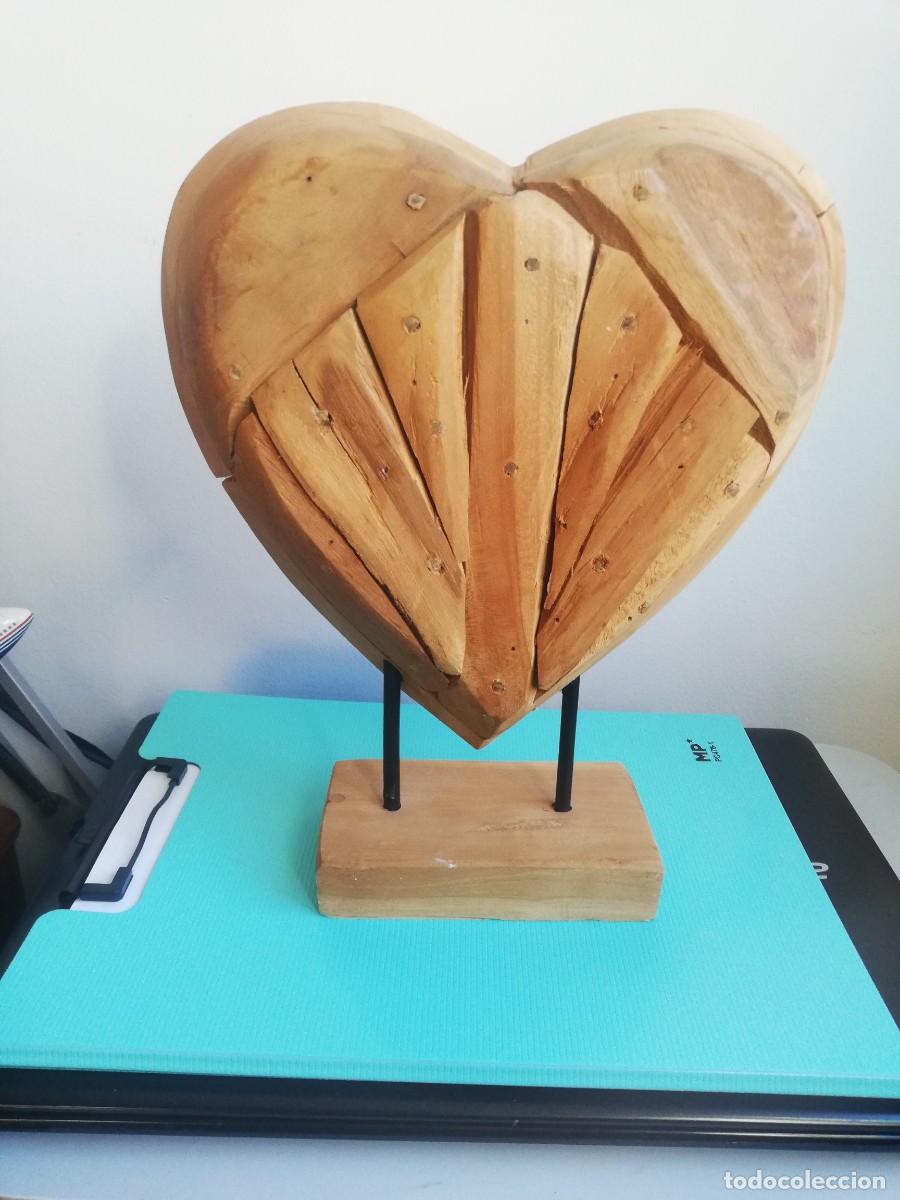 Segunda mano: CORAZON DE MADERA SOBRE UNA PEANA TAMBIEN DE MADERA - Foto 1