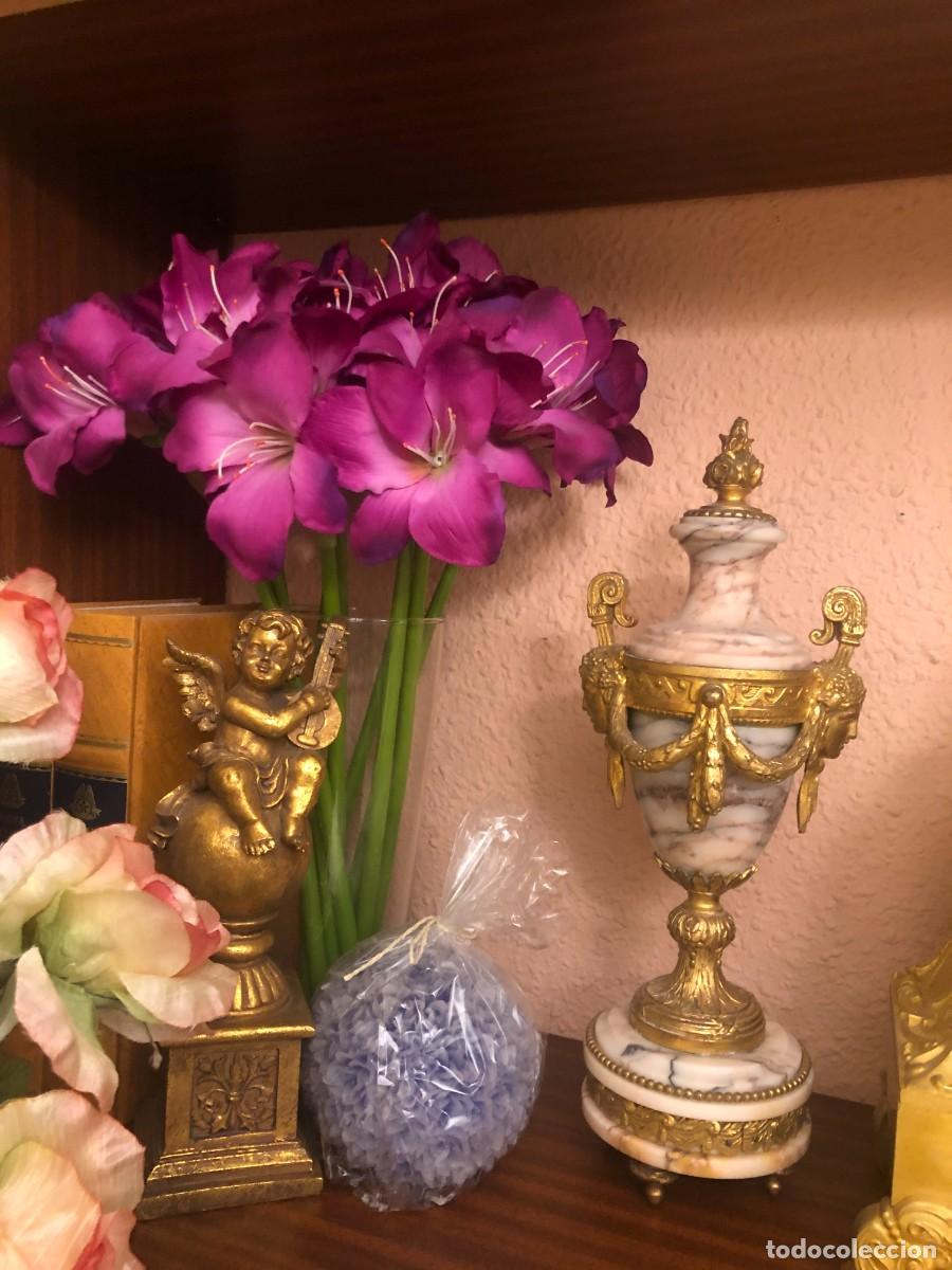 Segunda mano: Bonito jarr&oacute;n de cristal con flores aritificiales - Foto 2