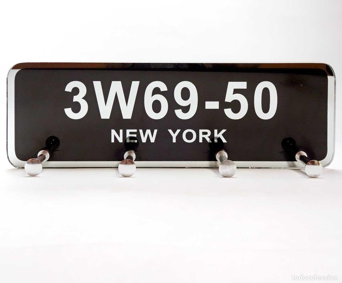 Segunda mano: PERCHERO MATR&Iacute;CULA NEW YORK DE ESPEJO. 40X13 - Foto 1
