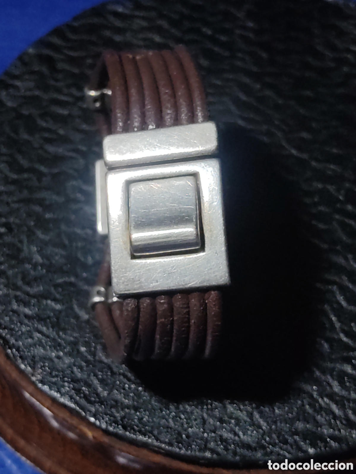 Segunda mano: Pulsera de cuero con estupendo cierre. - Foto 2