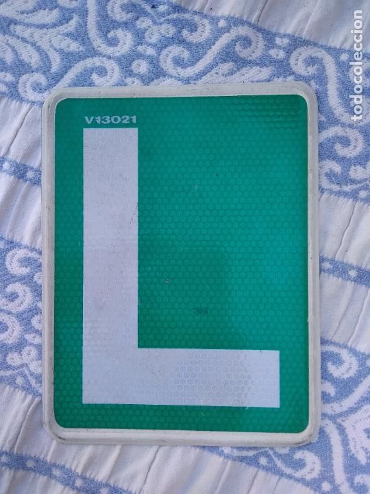 Segunda mano: Placa oficial de L para coche. Caja herramientas. - Foto 1
