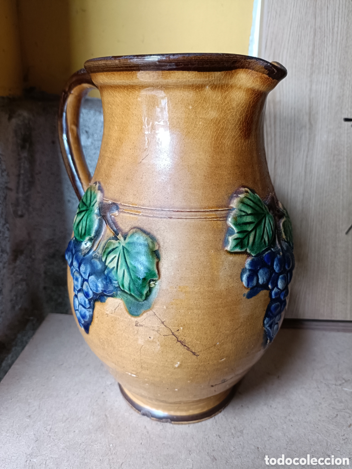 Segunda mano: Jarra antigua con ramo de uvas. - Foto 1