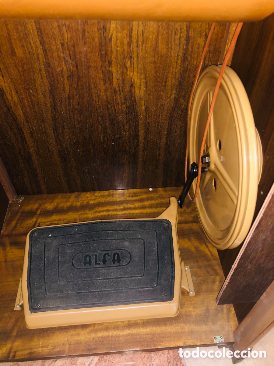 Segunda mano: M&aacute;quina de coser con mueble - Alfa - Foto 6