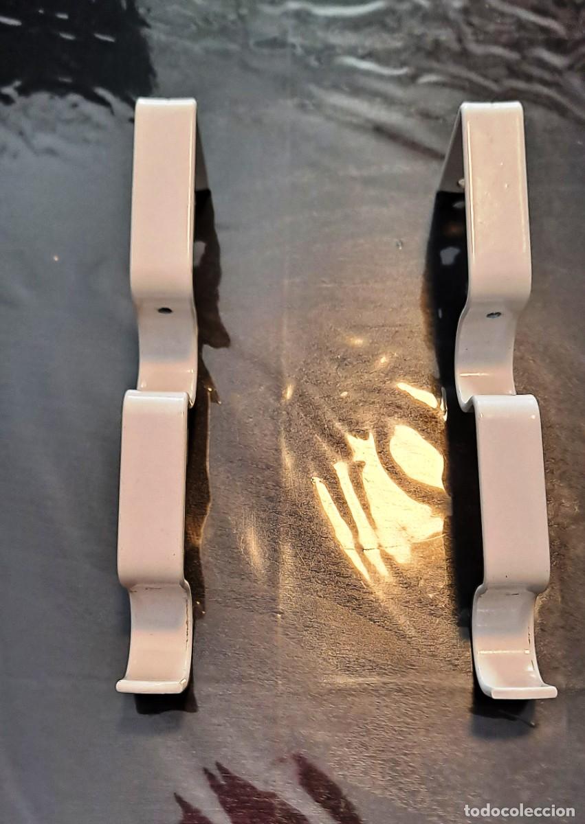 Segunda mano: JUEGO DE 2 SOPORTES PARA COLGAR CORTINAS - Foto 1