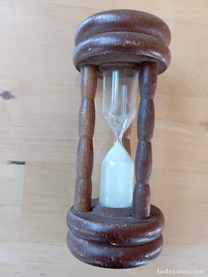Segunda mano: RELOJ ARENA,BASE MADERA. - Foto 1