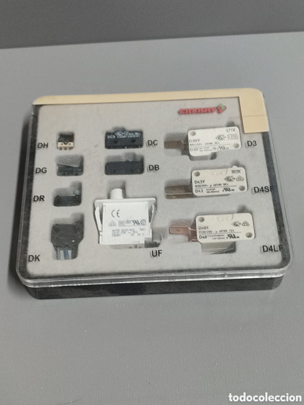 Segunda mano: Peque&ntilde;a Cajita de componentes electr&oacute;nicos de la marca CHERRY, suministro de Barcitronic S.A. - Foto 1