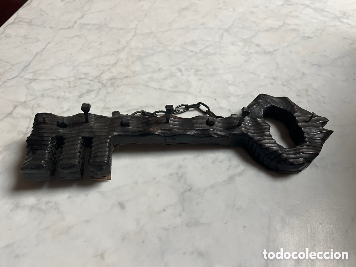 Segunda mano: Perchero de madera con forma de llave. - Foto 2