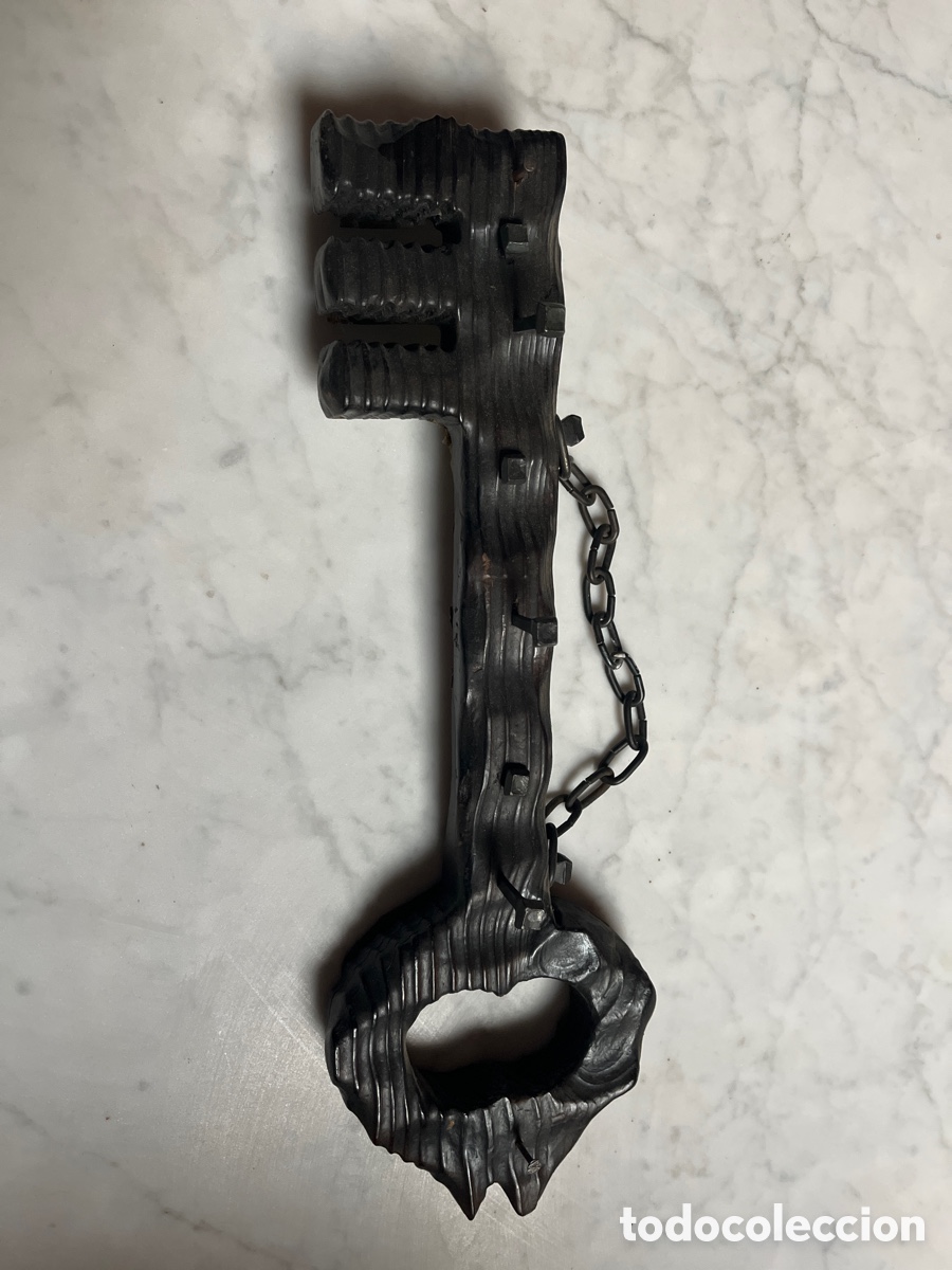 Segunda mano: Perchero de madera con forma de llave. - Foto 1
