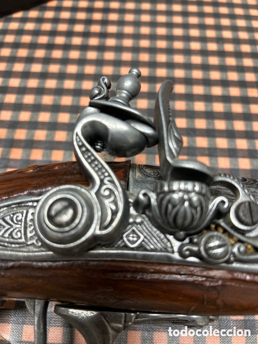 Segunda mano: Trabuco imitaci&oacute;n en metal y pl&aacute;stico r&iacute;gido - Foto 2