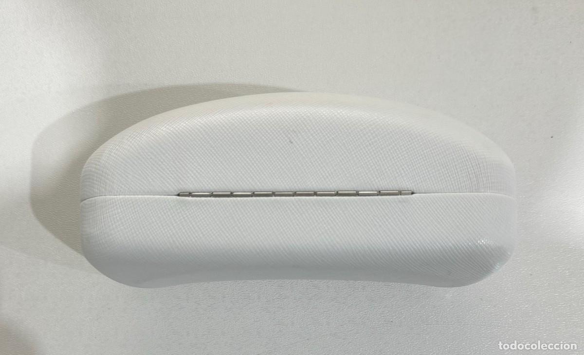 Segunda mano: ESTUCHE DE GAFAS MICHAEL KORS DE COLOR BLANCO - Foto 2