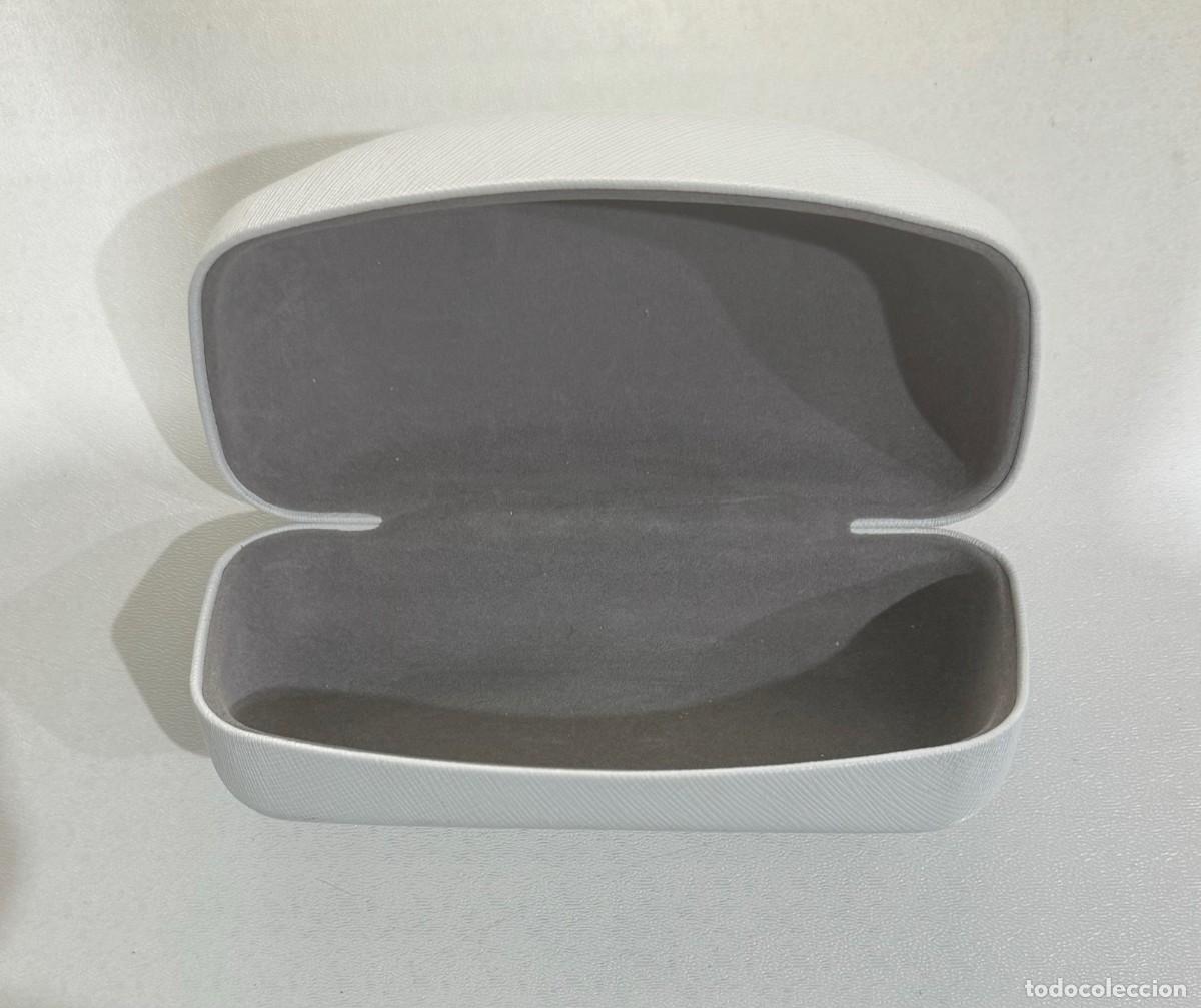 Segunda mano: ESTUCHE DE GAFAS MICHAEL KORS DE COLOR BLANCO - Foto 4