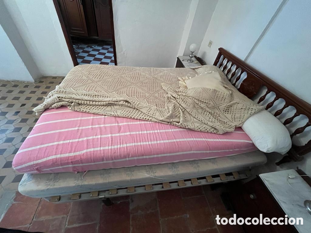 Segunda mano: Сama con cabecero de madera y 2 colchones - Foto 3
