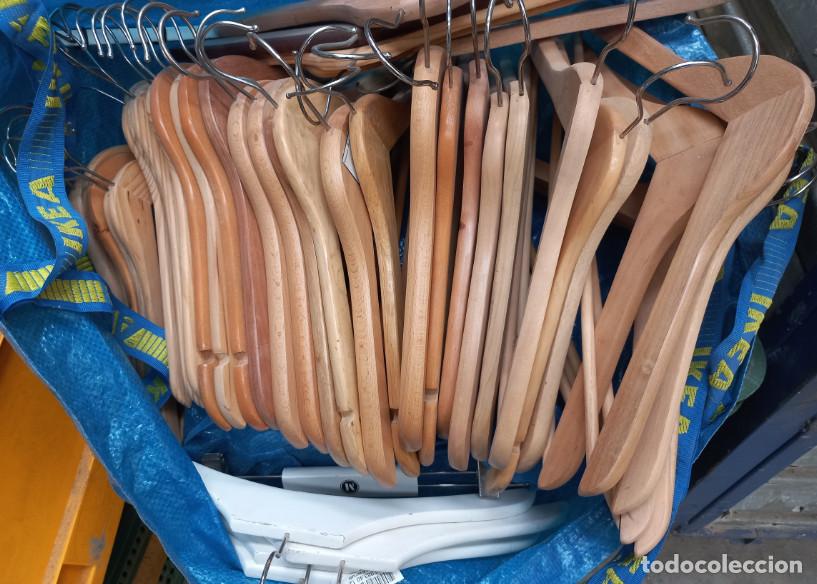 Segunda mano: LOTE DE 45 PERCHAS DE MADERA - Foto 1