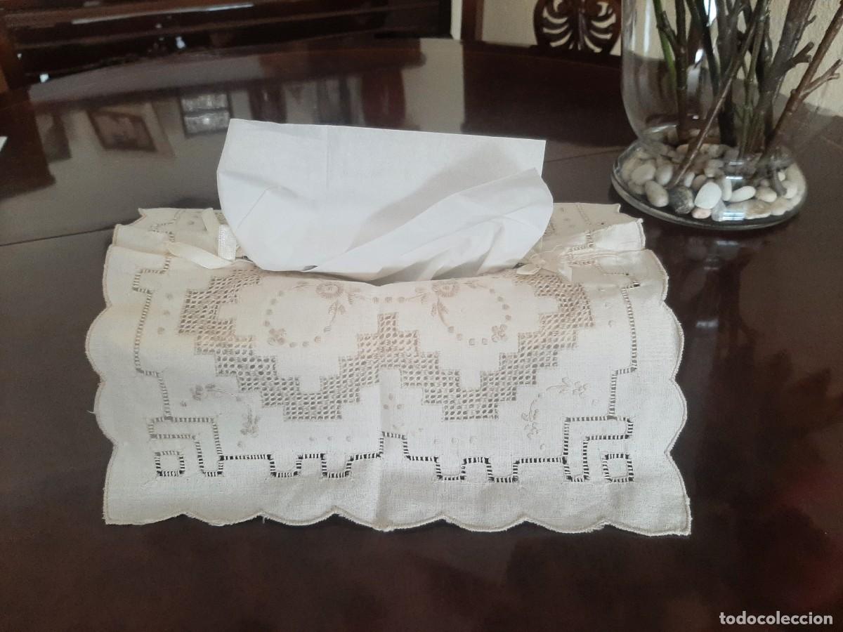 Segunda mano: FUNDA DE ENCAJE PARA CAJA DE PA&Ntilde;UELOS - Foto 2