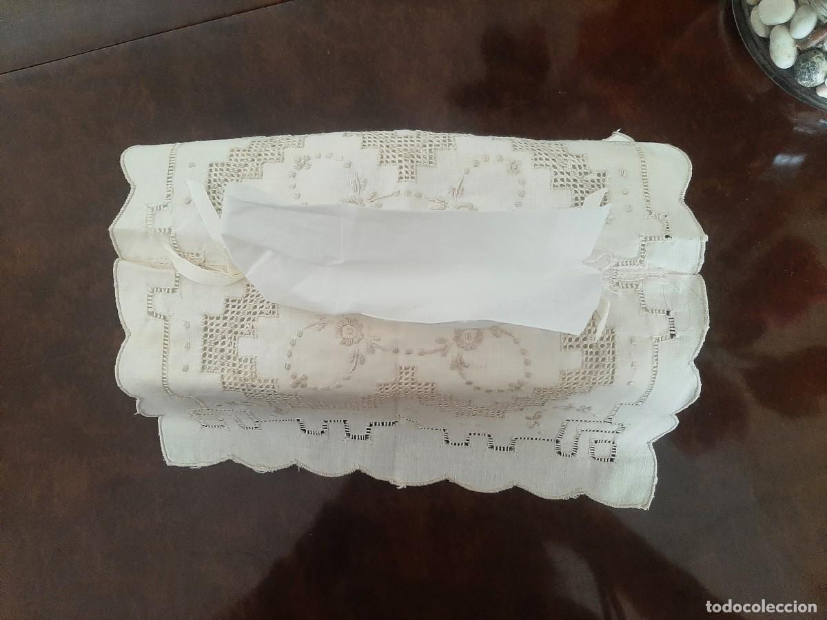 Segunda mano: FUNDA DE ENCAJE PARA CAJA DE PA&Ntilde;UELOS - Foto 3