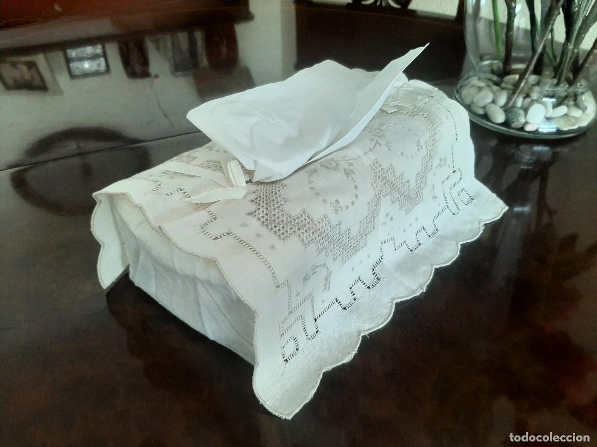 Segunda mano: FUNDA DE ENCAJE PARA CAJA DE PA&Ntilde;UELOS - Foto 4
