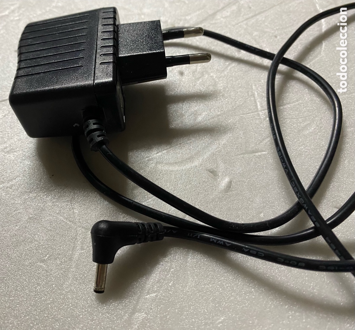 Segunda mano: CARGADOR PARA TEL&Eacute;FONO M&Oacute;VIL - Foto 1
