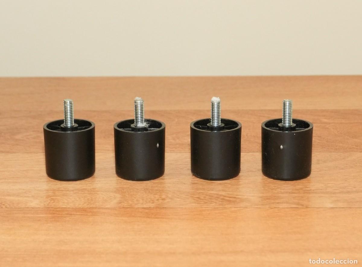 Segunda mano: 4 PATAS DE PLASTICO PARA MUEBLE, BASE, ESTANTERIA... - Foto 1
