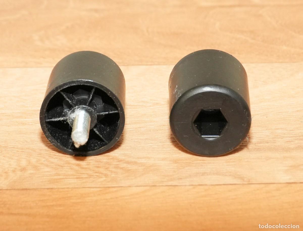 Segunda mano: 4 PATAS DE PLASTICO PARA MUEBLE, BASE, ESTANTERIA... - Foto 2