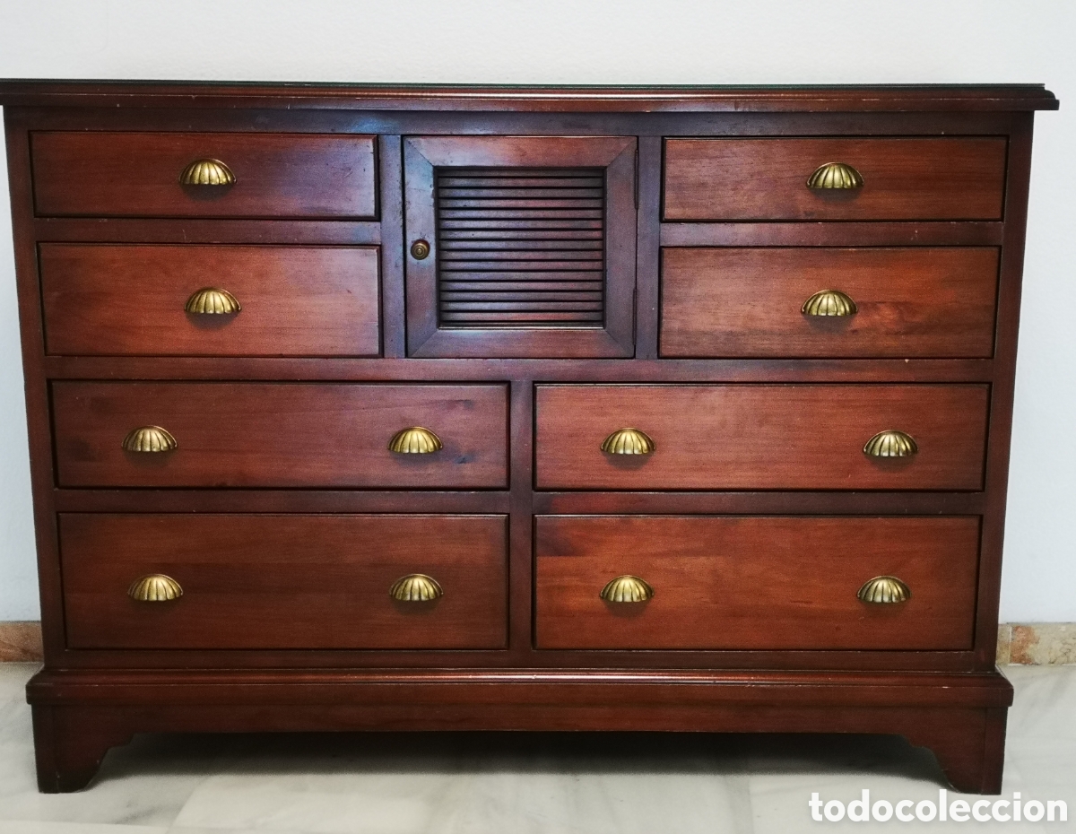 Segunda mano: C&oacute;moda colonial madera. - Foto 1