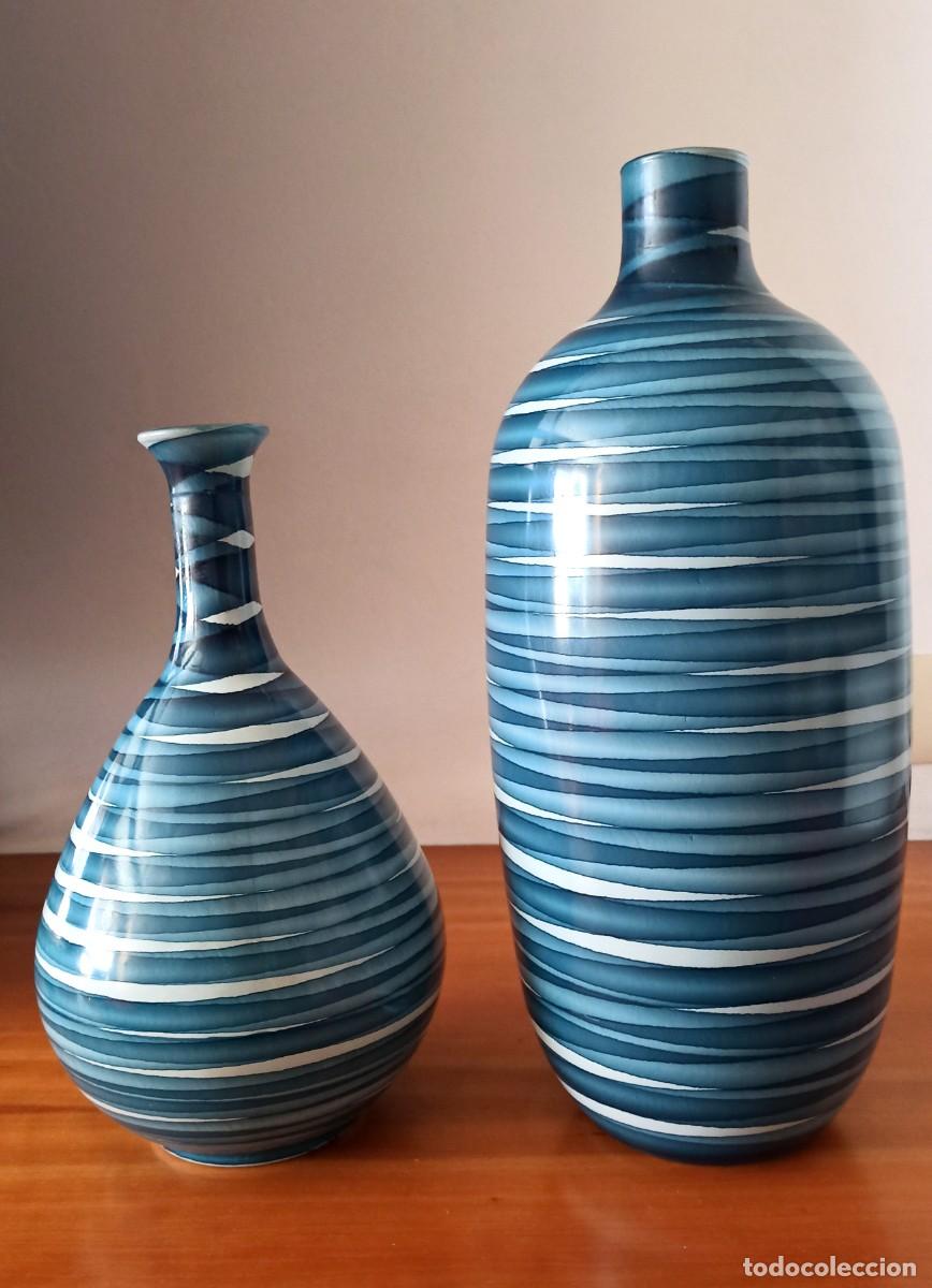 Segunda mano: 2 Jarrones de vidrio decorado 41 cm. / 31 cm. - Foto 1