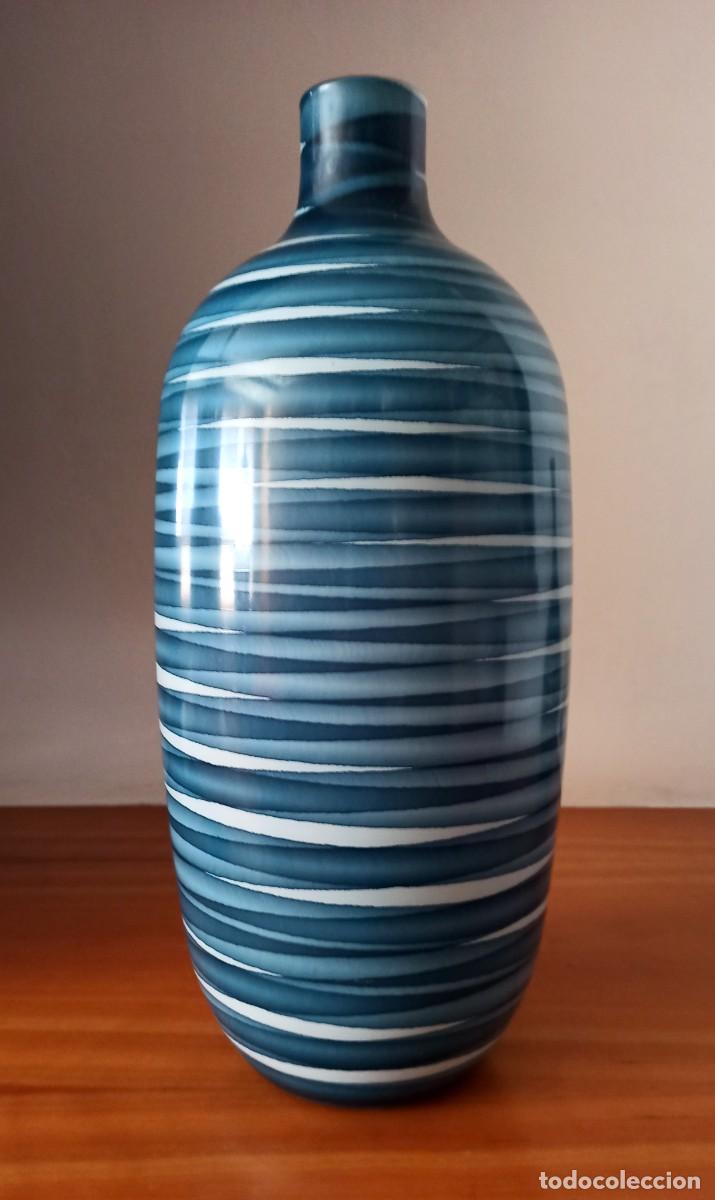 Segunda mano: 2 Jarrones de vidrio decorado 41 cm. / 31 cm. - Foto 4