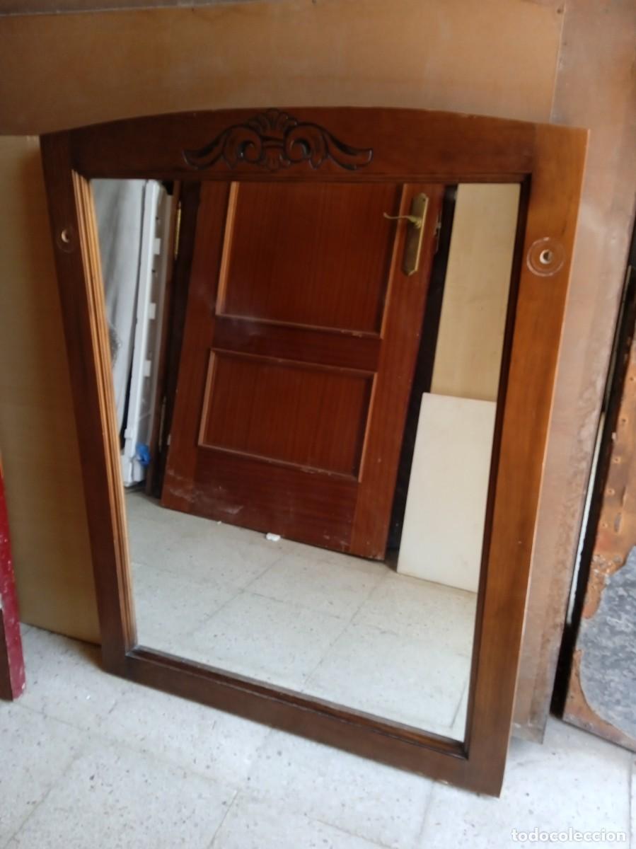 Segunda mano: Espejo de madera maciza con talla - Foto 1