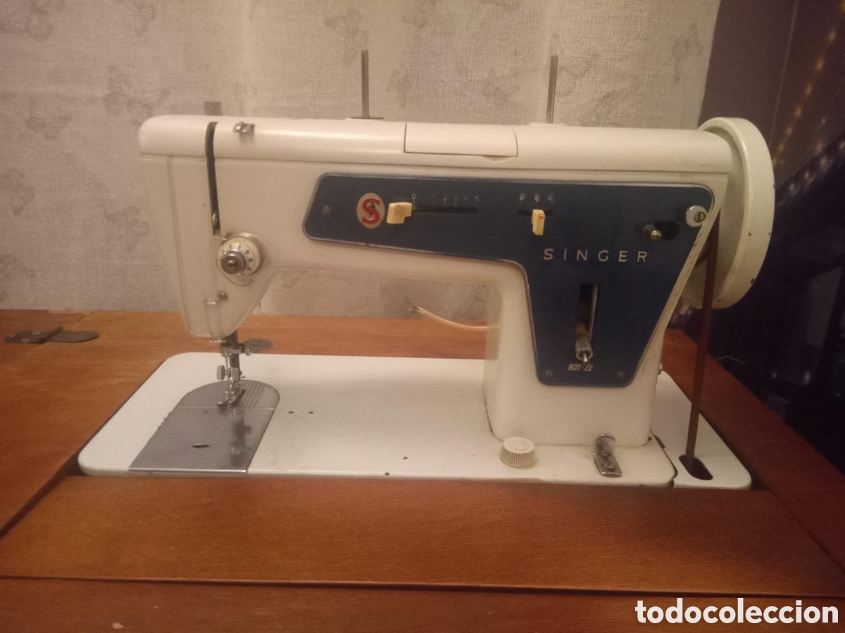 Segunda mano: M&aacute;quina de coser Singer en mueble - Foto 2