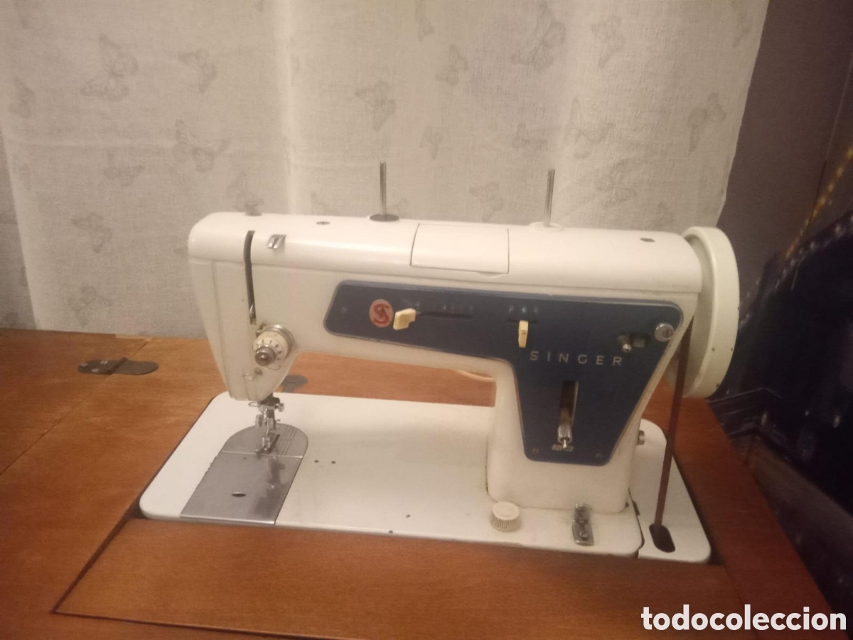 Segunda mano: M&aacute;quina de coser Singer en mueble - Foto 4