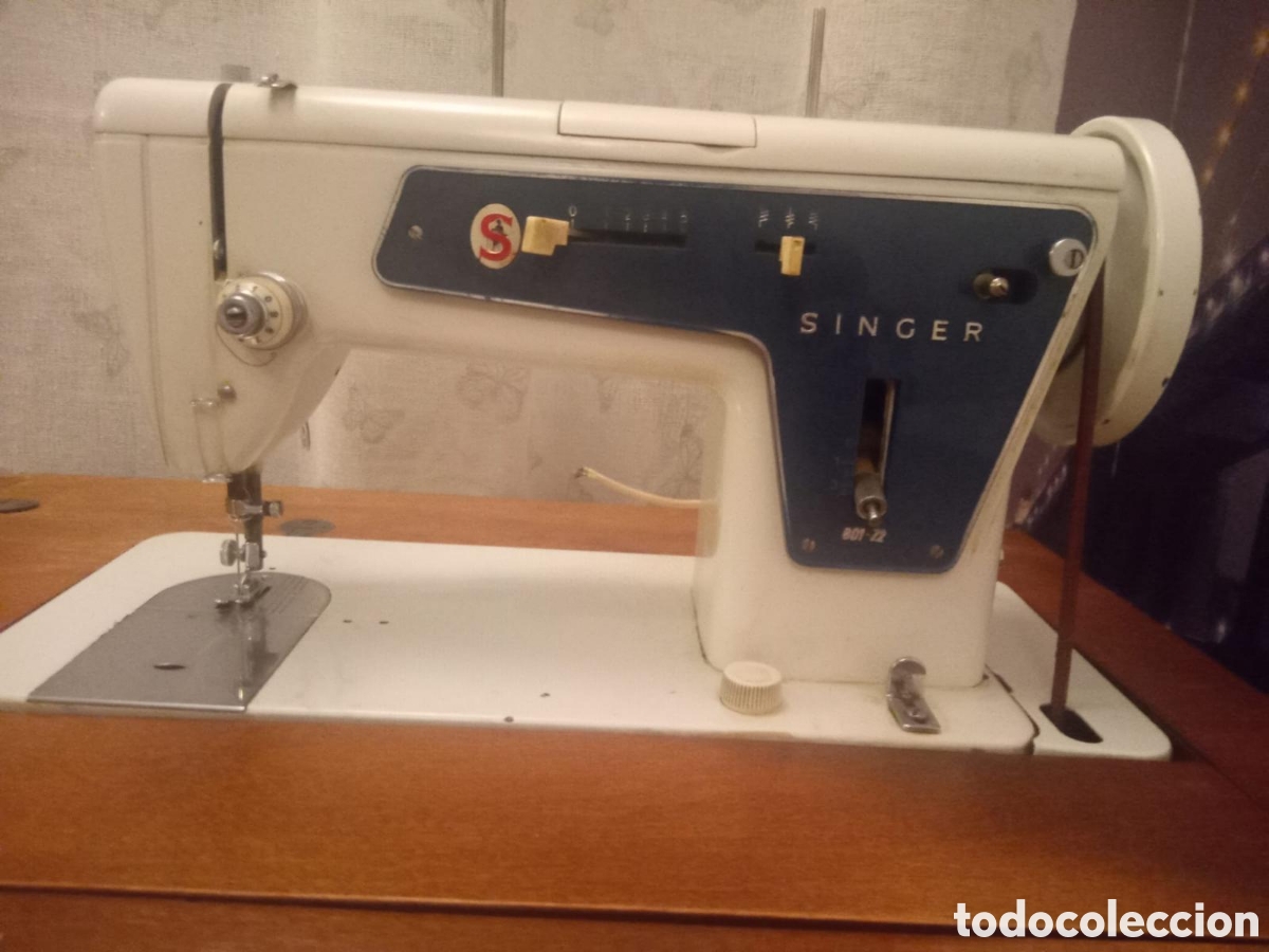 Segunda mano: M&aacute;quina de coser Singer en mueble - Foto 1