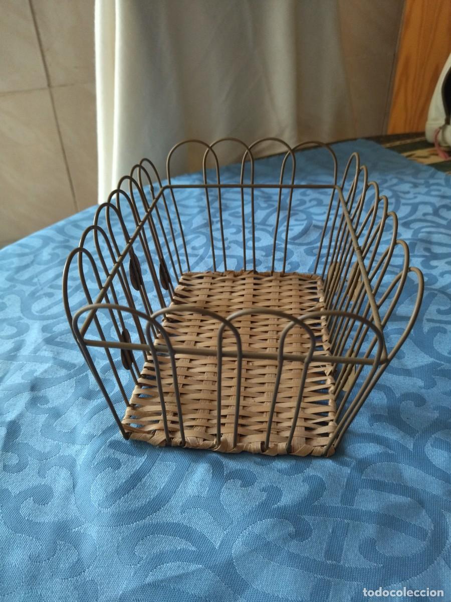Segunda mano: Bonito cesto de mimbre y metal dorado. - Foto 4