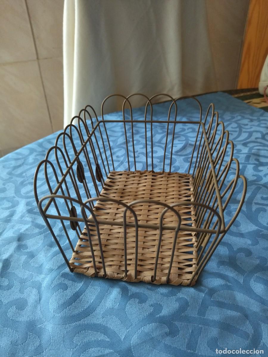Segunda mano: Bonito cesto de mimbre y metal dorado. - Foto 5