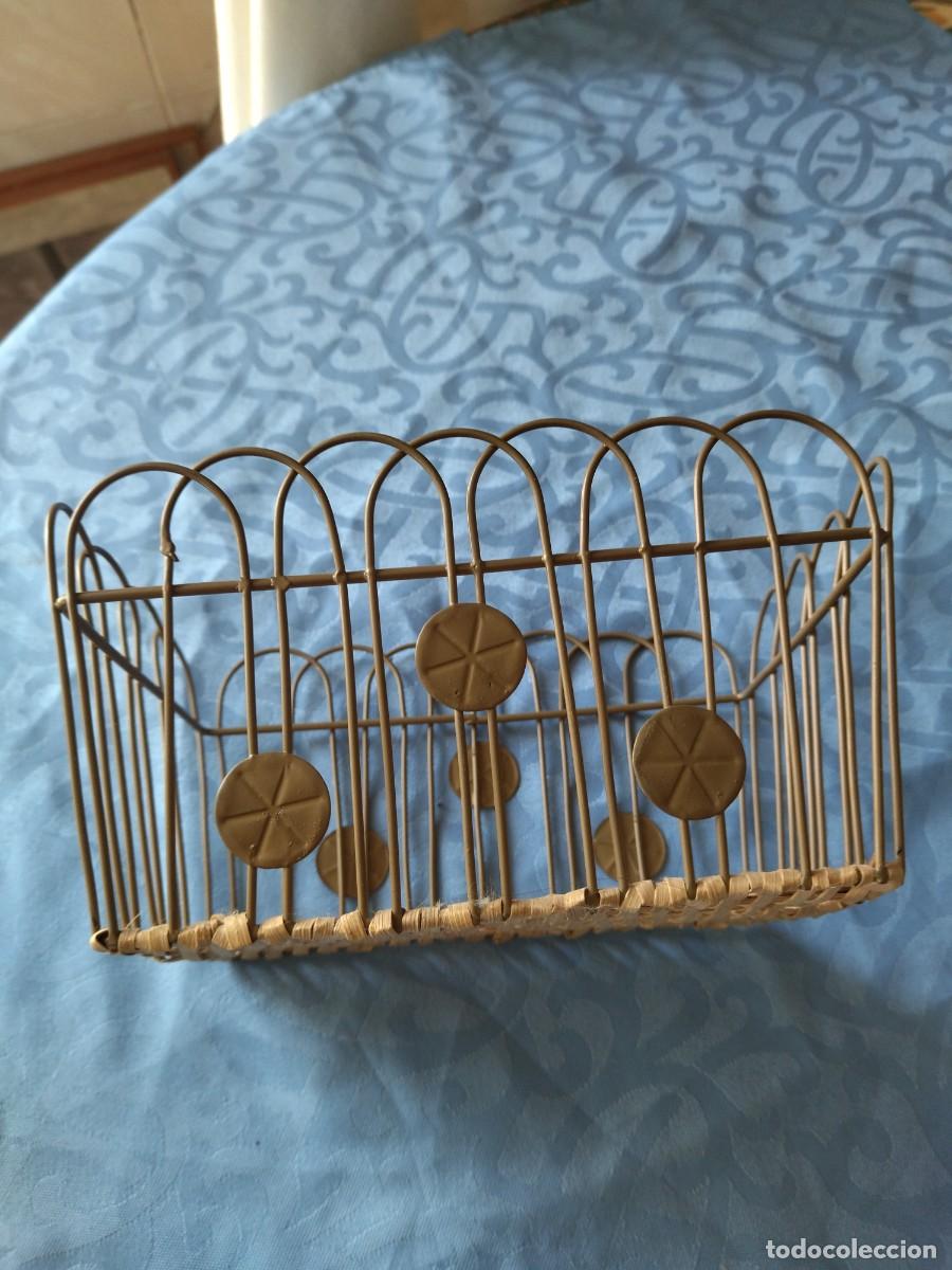 Segunda mano: Bonito cesto de mimbre y metal dorado. - Foto 9