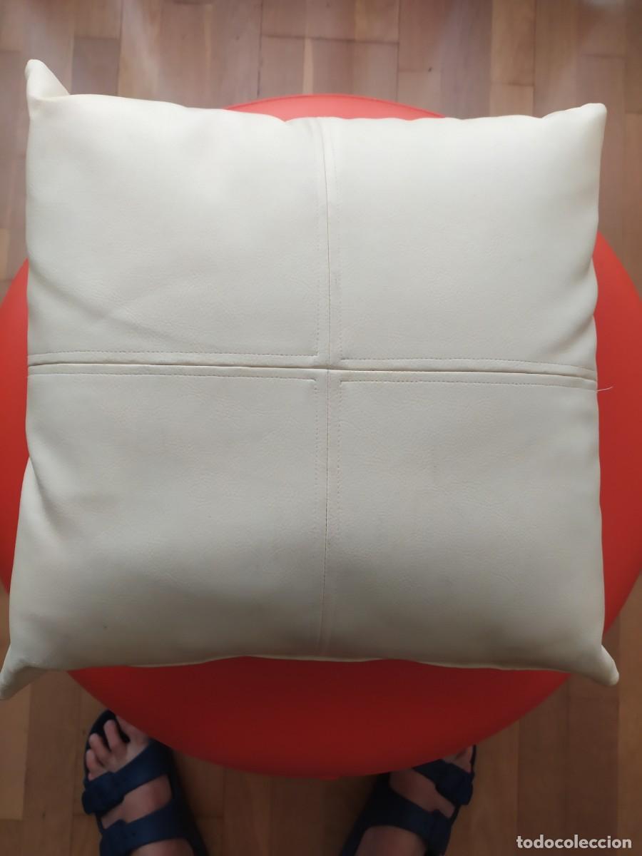 Segunda mano: COJIN DE SIMIL PIEL BLANCO. NUEVO. - Foto 1