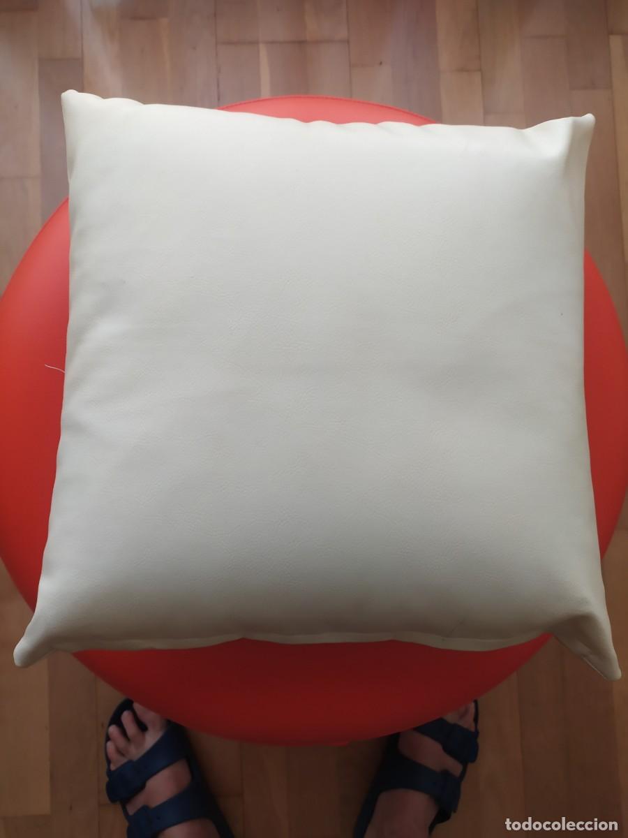 Segunda mano: COJIN DE SIMIL PIEL BLANCO. NUEVO. - Foto 2
