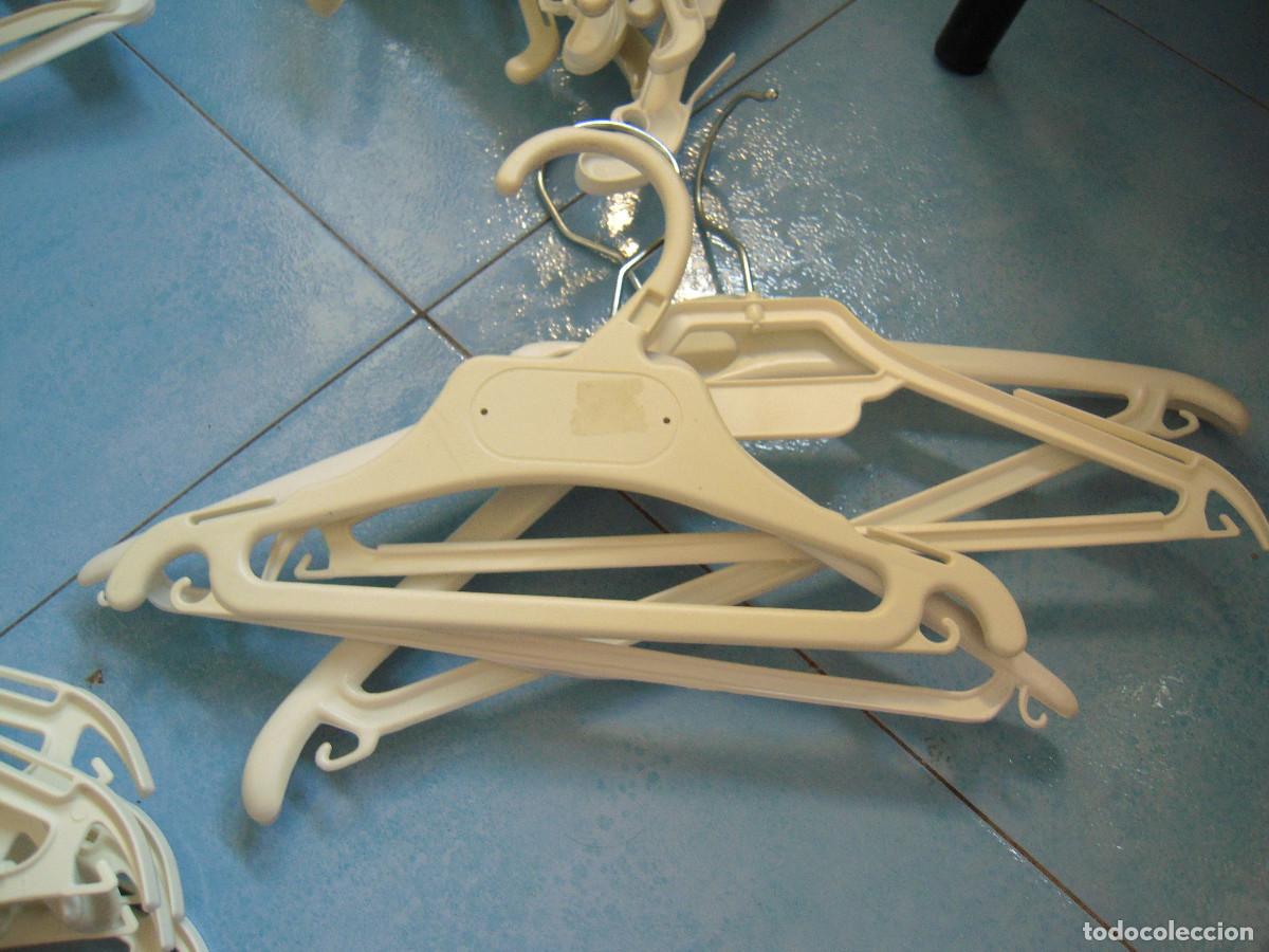 Segunda mano: Lote perchas pl&aacute;stico infantiles - Foto 3