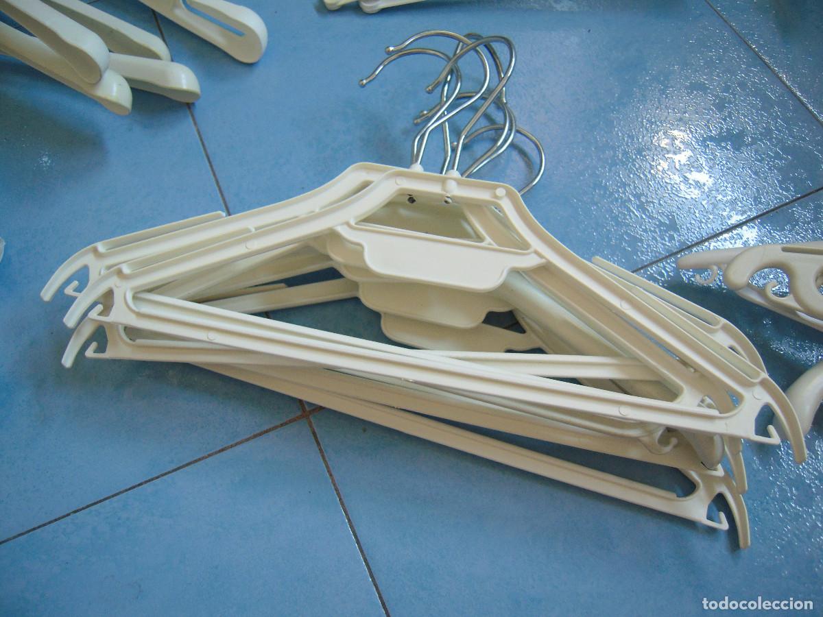 Segunda mano: Lote perchas pl&aacute;stico infantiles - Foto 4