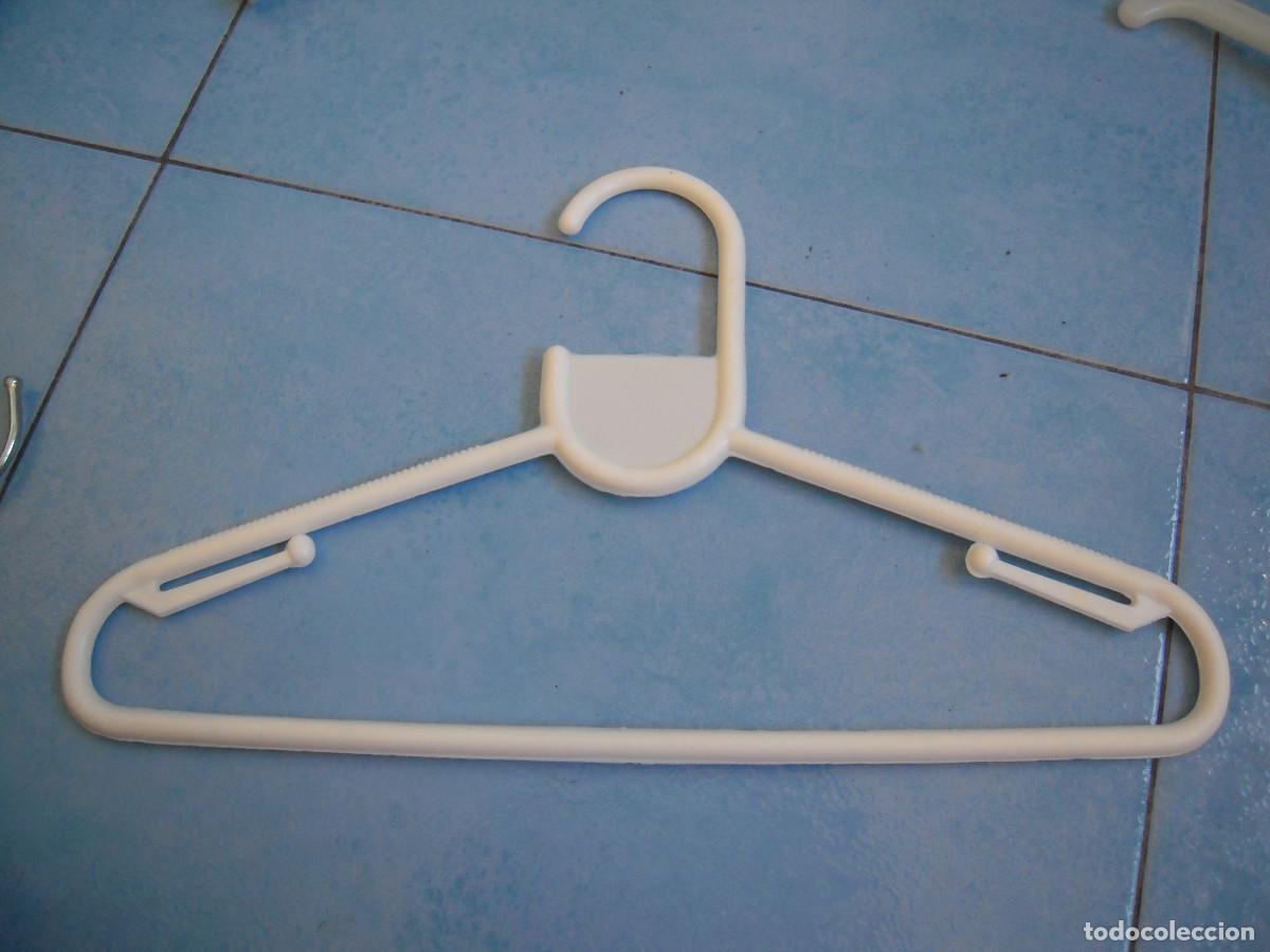 Segunda mano: Lote perchas pl&aacute;stico infantiles - Foto 16