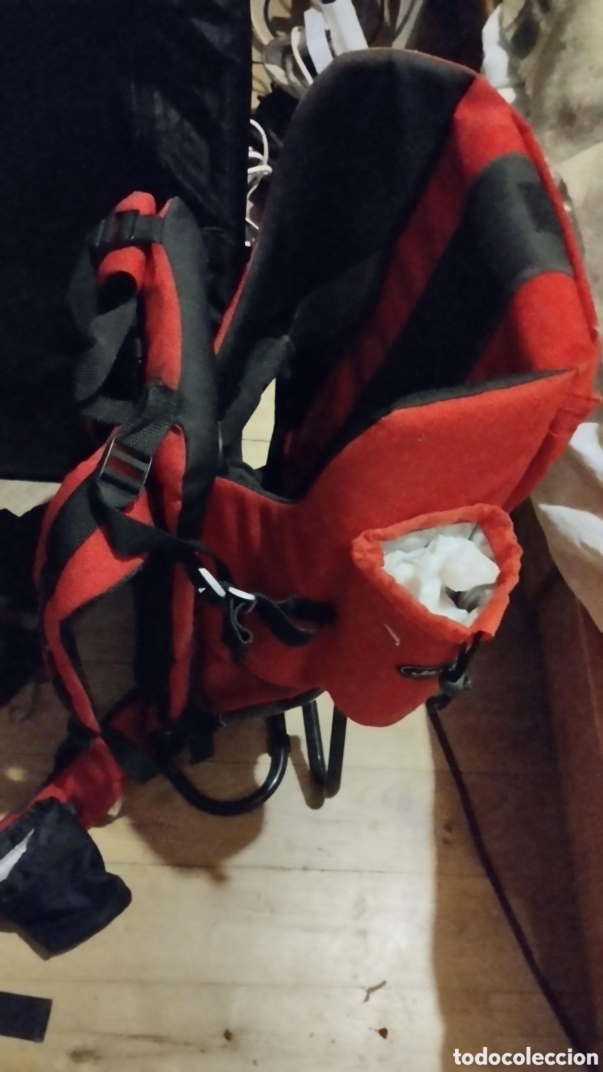 Segunda mano: Mochila-silla portabebes de color rojo. - Foto 1