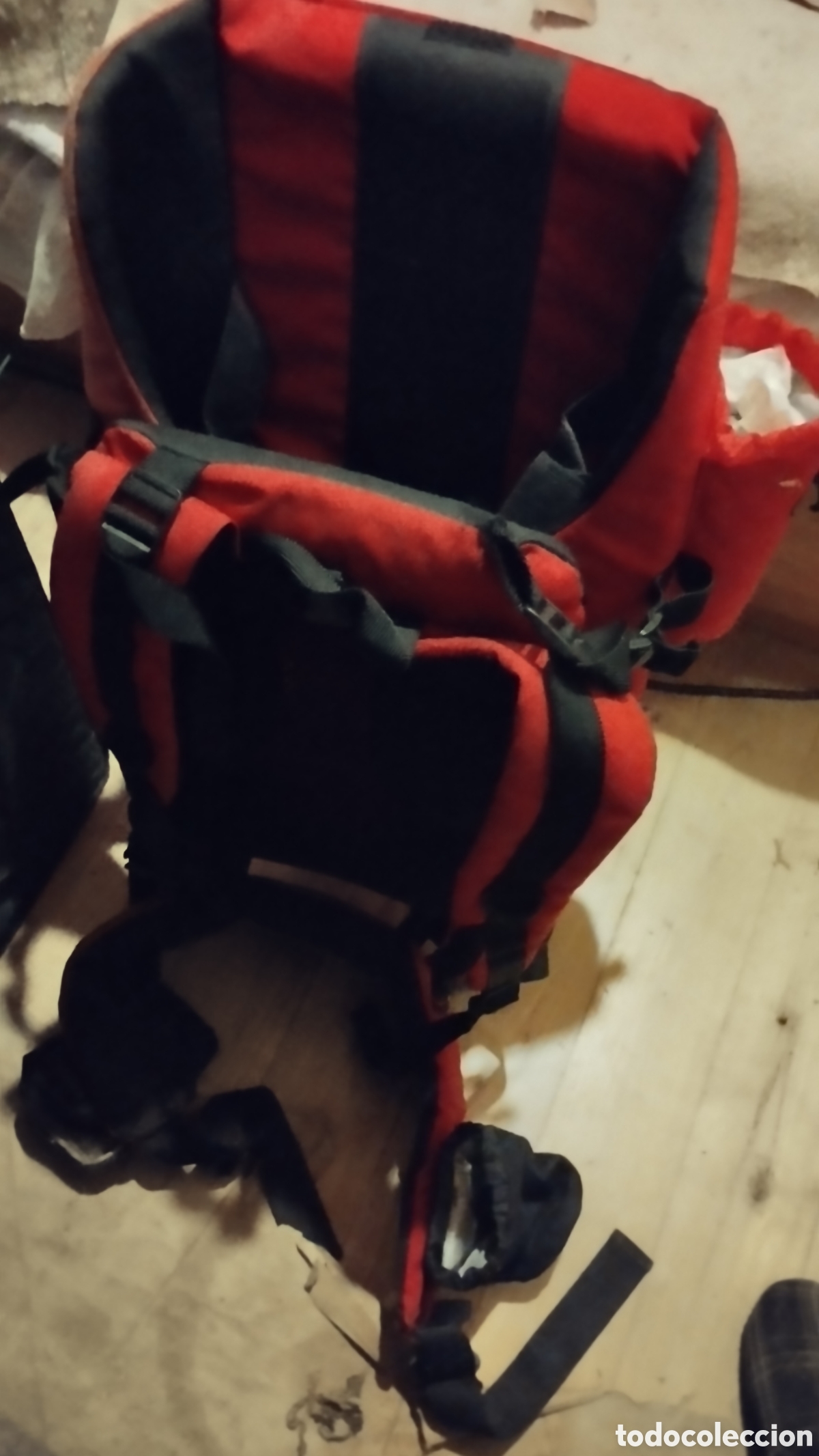 Segunda mano: Mochila-silla portabebes de color rojo. - Foto 3